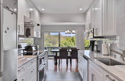 Miraloma House | Renovated 4BR Retreat with Scenic Views and Family Amenities