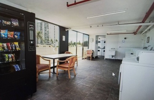 McCully - Moiliili Condo | Ocean View Waikiki Studios: Ideal for Families & Relaxation