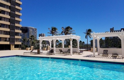 McCully - Moiliili Condo | Ocean View Waikiki Studios: Ideal for Families & Relaxation