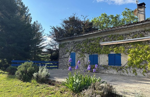 Limoux House | Renovated, air-conditioned gîte with private garden "Aux Volets Bleus