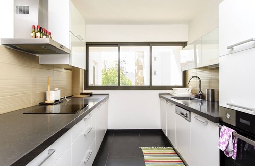Ra'ananna Apartment | Modern Apartment with Kitchen in Lev HaPark, Raanana