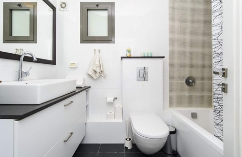 Ra'ananna Apartment | Modern Apartment with Kitchen in Lev HaPark, Raanana