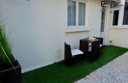 Le Bouscat Apartment | Beautiful Garden Apartment in Bouscat with Breakfast Included