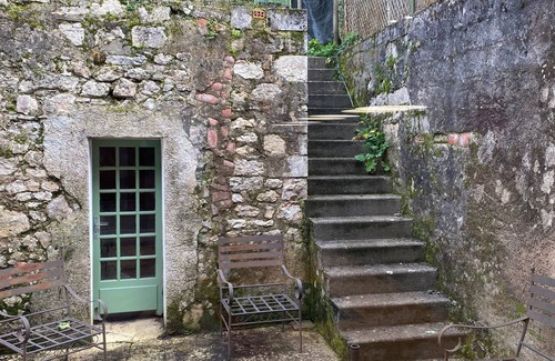 Luzech House | Renovated Riverside Apartment with Spa and Hot Tub near Cahors