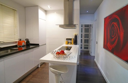 el Camp d'en Grassot i Gracia Nova Apartment | Stylish Apartment with Beautiful Terrace & Top Amenities