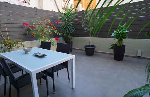el Camp d'en Grassot i Gracia Nova Apartment | Stylish Apartment with Beautiful Terrace & Top Amenities