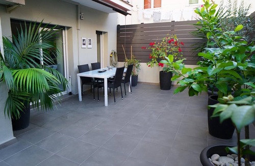 el Camp d'en Grassot i Gracia Nova Apartment | Stylish Apartment with Beautiful Terrace & Top Amenities