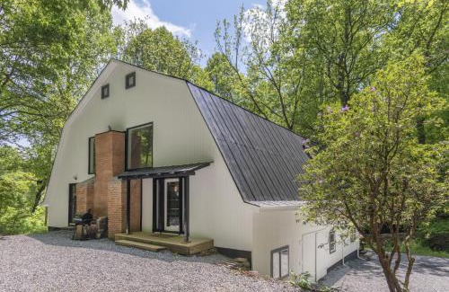 Waynesville House | Idyllic Barn Retreat in the Woods - Pet and Child Friendly