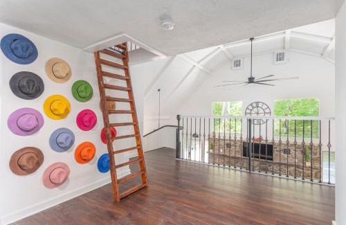 Waynesville House | Idyllic Barn Retreat in the Woods - Pet and Child Friendly