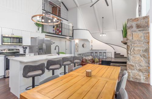 Waynesville House | Idyllic Barn Retreat in the Woods - Pet and Child Friendly