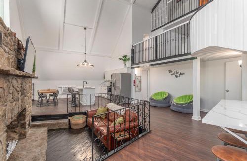 Waynesville House | Idyllic Barn Retreat in the Woods - Pet and Child Friendly