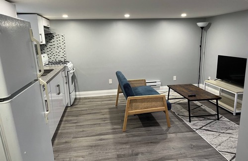 Koreatown House | Renovated BSMT in Little Italy 5 min walk to subway!