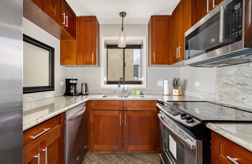 Diamond Head - Kapahulu - St. Louis Condo | Oceanfront Waikiki Apartment with Pool and Spa Amenities