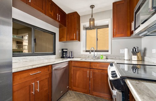 Diamond Head - Kapahulu - St. Louis Condo | Oceanfront Waikiki Apartment with Pool and Spa Amenities