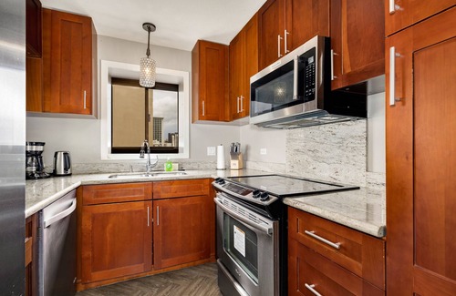 Diamond Head - Kapahulu - St. Louis Condo | Oceanfront Waikiki Apartment with Pool and Spa Amenities
