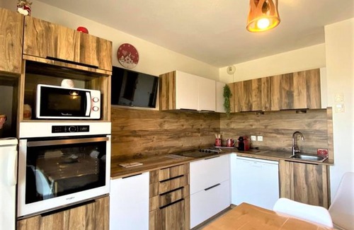 La Joue du Loup Ski Chalet | Cozy Chalet La Joue du Loup: 2 Bedrooms & Great Amenities