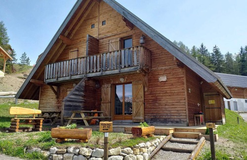 La Joue du Loup Ski Chalet | Cozy Chalet La Joue du Loup: 2 Bedrooms & Great Amenities