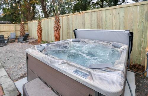 Mount Pleasant House | Renovated Charleston Oasis: Pet-Friendly Retreat Near Downtown