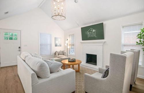 Mount Pleasant House | Renovated Charleston Oasis: Pet-Friendly Retreat Near Downtown