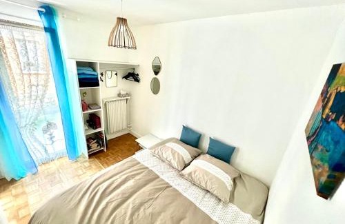 Clichy Apartment | Renovated Apartment with Restaurant, Ideal for Paris Visits