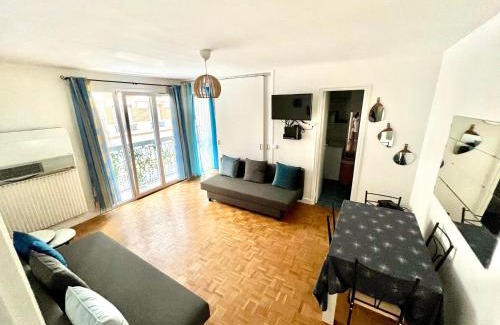 Clichy Apartment | Renovated Apartment with Restaurant, Ideal for Paris Visits