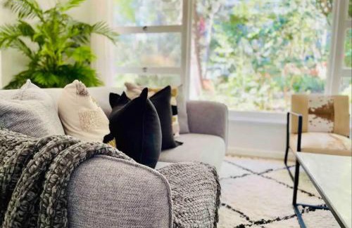 Roseville House | Cozy Renovated House Near Station - Pet & Child Friendly