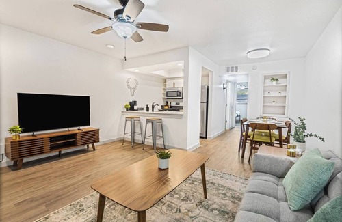 Clarksville Apartment | Renovated-Clean-Private-Austin Apartment-6th ST-UT