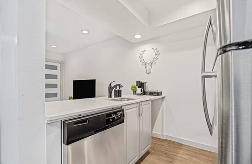 Clarksville Apartment | Renovated-Clean-Private-Austin Apartment-6th ST-UT