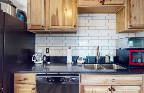 Bremerton Condo | Renovated Condo Near Seattle-Bremerton Ferry with Spa