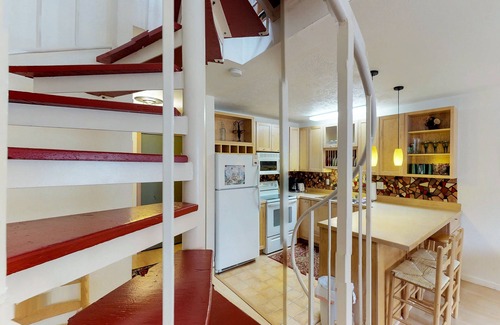 Alyeska Condo | Renovated Condo with Mountain Views and Cozy Fireplace