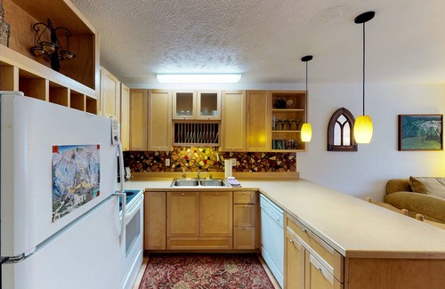 Alyeska Condo | Renovated Condo with Mountain Views and Cozy Fireplace