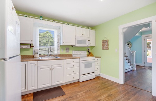 Berlin Cottage | Renovated Cottage with Ocean View & Seasonal Pool Retreat