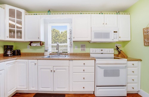 Berlin Cottage | Renovated Cottage with Ocean View & Seasonal Pool Retreat