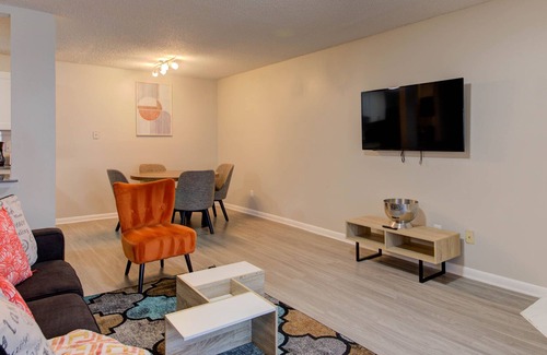 East Riverside - Oltorf Apartment | Renovated, Cozy 2B | Comfy King Beds, Fast WiFi