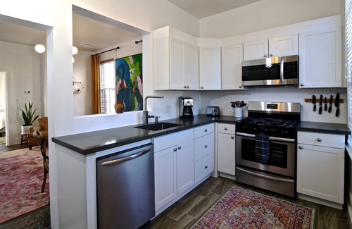 East Downtown Houston Apartment | Prime EaDo Flat: Walk to GRB with Breakfast & Family Perks