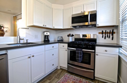 East Downtown Houston Apartment | Prime EaDo Flat: Walk to GRB with Breakfast & Family Perks
