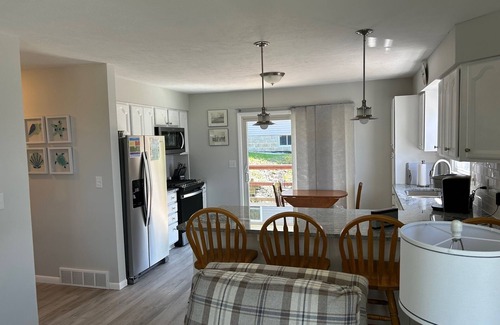 North East House | Renovated Family Lake House - 50' from Lake Erie shore - no cliff