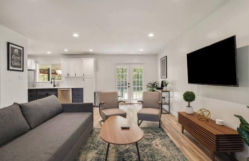 Franklin Park House | Family and Pet Friendly Home with Pool Table Fun!