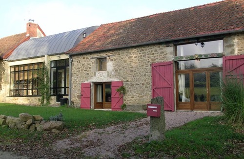 Beaune-d'Allier Cottage | Family-Friendly Gite Beaune-d'Allier with Spa & Kitchen