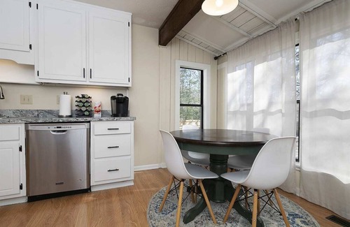 Lithia Springs House | Renovated Farmhouse Retreat Near Six Flags - 10/10 Rating