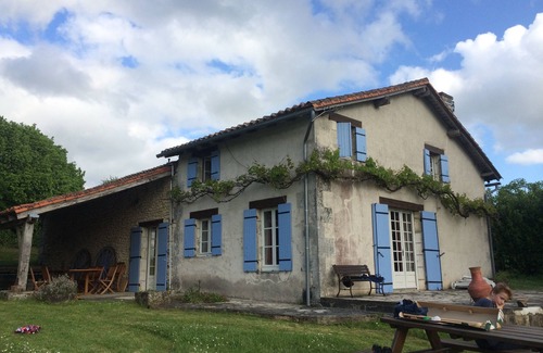 Verteillac House | Cozy Renovated House with Breathtaking Views for Families