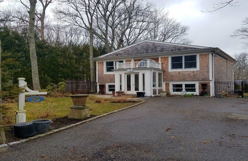 Southampton House | Renovated Four Bedroom Retreat near Southampton Village