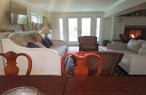 Southampton House | Renovated Four Bedroom Retreat near Southampton Village