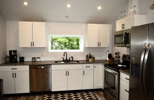 West End Cottage | Renovated 2 BR Retreat Near Allstar Village with Hot Tub