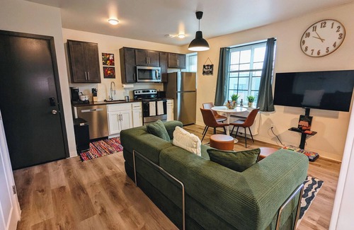 New Center Detroit Apartment | Renovated Gem: Park Free, Fast WiFi, 10m to DT