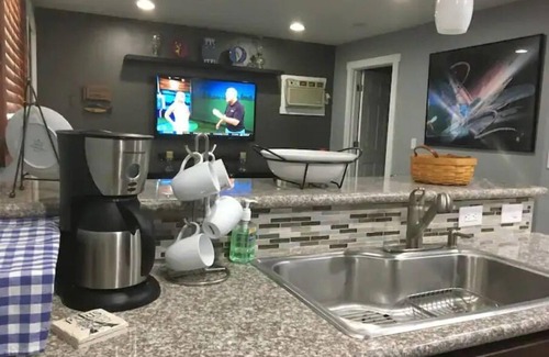 East Central Apartment | Inviting Guest House Minutes from Downtown with Kitchen Access