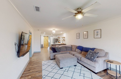 Wichita Falls House | Dog-Friendly Retreat with Large Yard and Spa Amenities