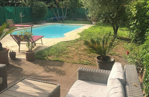 Saint-Paul-en-Foret Villa | Renovated House in St Paul en Forêt: Pet-Friendly Oasis