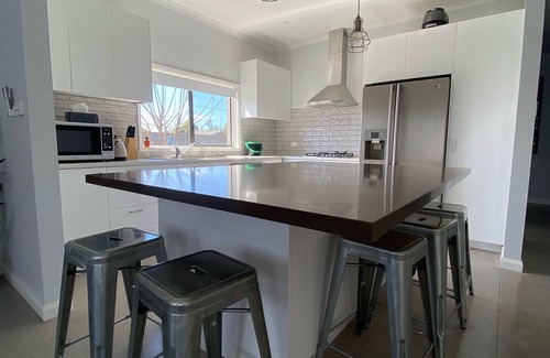 Moama House | Charming Retreat Near the River with Family-Friendly Amenities