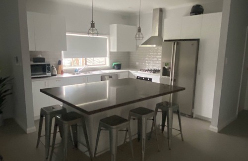 Moama House | Charming Retreat Near the River with Family-Friendly Amenities